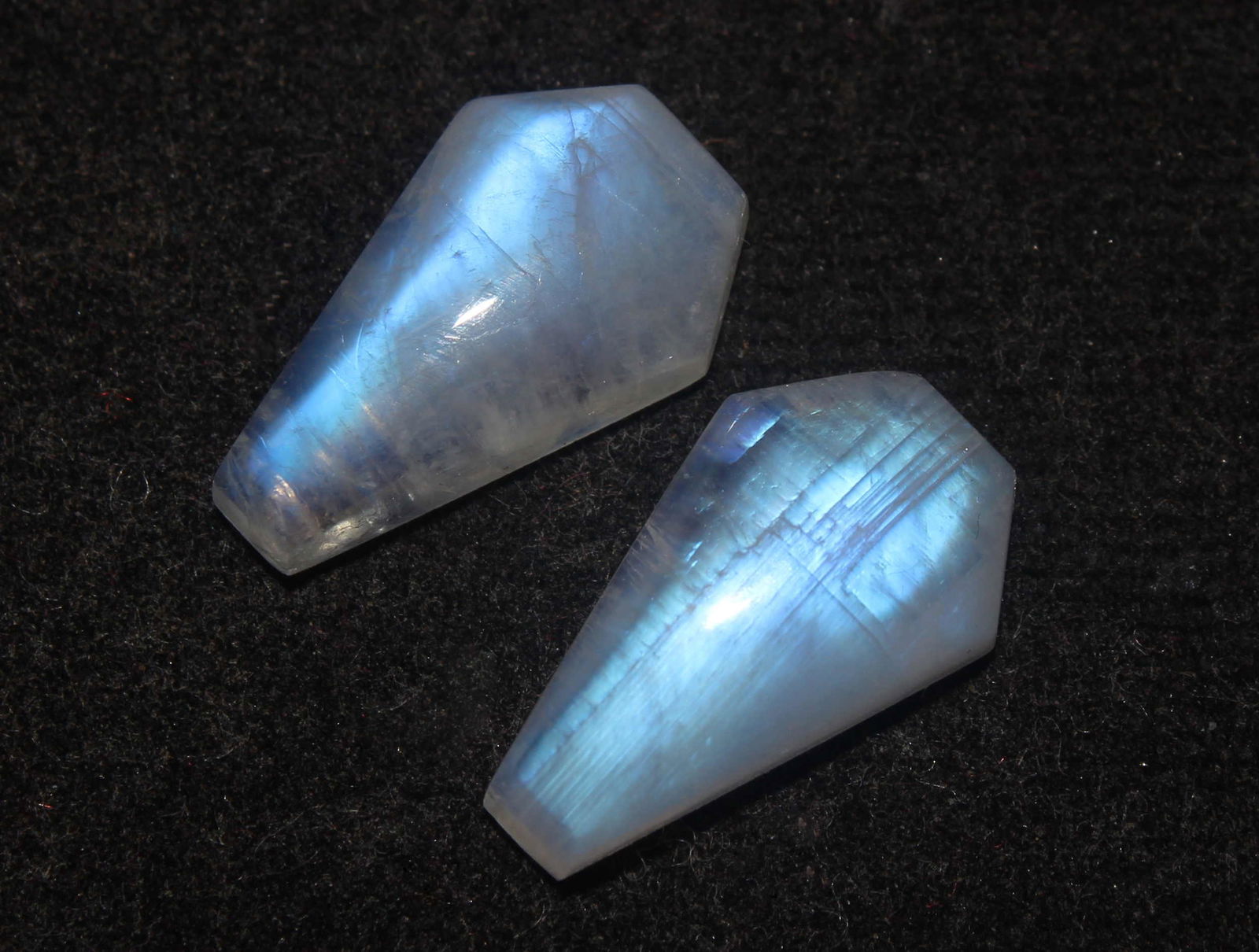12.66 Cts Natural Rainbow Moonstone Lot: No Reserve! Title: 12.66 Cts Natural Rainbow Moonstone Lot Description: Gemstone: Natural Rainbow Moonstone Origin: Africa Weight: 12.66 Carats Measurements: 17.3x10.1x4.7 mm , 17x10.2x5 mm Number of