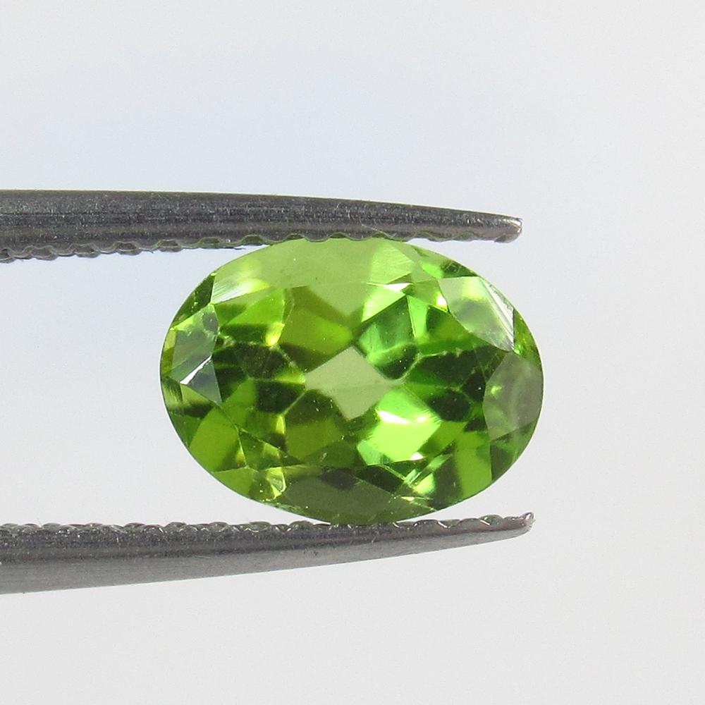 1.33 Ct Natural Pakistan Peridot Oval Cut: No Reserve! Title: 1.33 Ct Natural Pakistan Peridot Oval Cut Stone Clarity: VVS Gemstones: Natural Peridot Carat Weights: 1.33 Size/Dimensions: 7.80 x 5.90 x 4.10 mm Additional Information: Top Class 