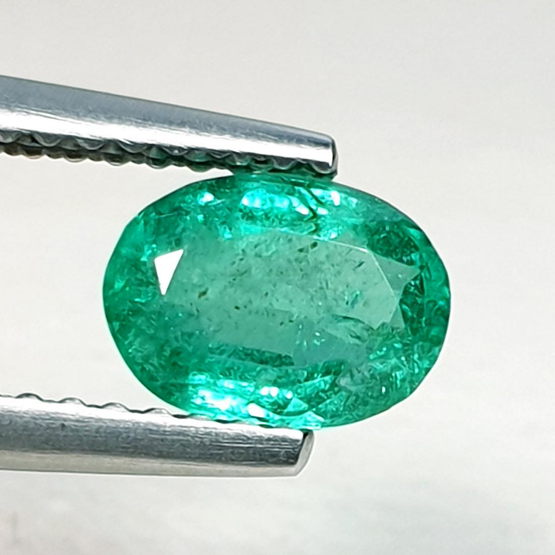 Natural Emerald Oval Cut 0.90 ct (1 of 3)