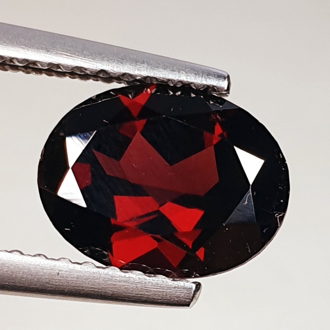 Natural Rhodolite Garnet Oval Cut 2.33 ct: No Reserve! Title: Natural Rhodolite Garnet Oval Cut 2.33 ct Color/Clarity: VVS - VS Carat Weight: 2.33 Dimensions: 8.90 x 7.00 x 4.10 Additional Information: Oval - Burma Shipping: Domestic: Flat-ra