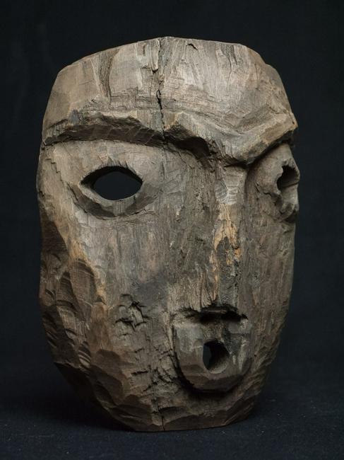 ARCAIC INUIT MASK - NATIVE AMERICAN: No Reserve! Title: ARCAIC INUIT MASK - NATIVE AMERICAN Dimensions: 8" x 7" x 3" ( cm 20 x 17 x 8) Material: Hard wood Period:early 20th century Additional Info: Eskimo archaic mask carved from driftwo