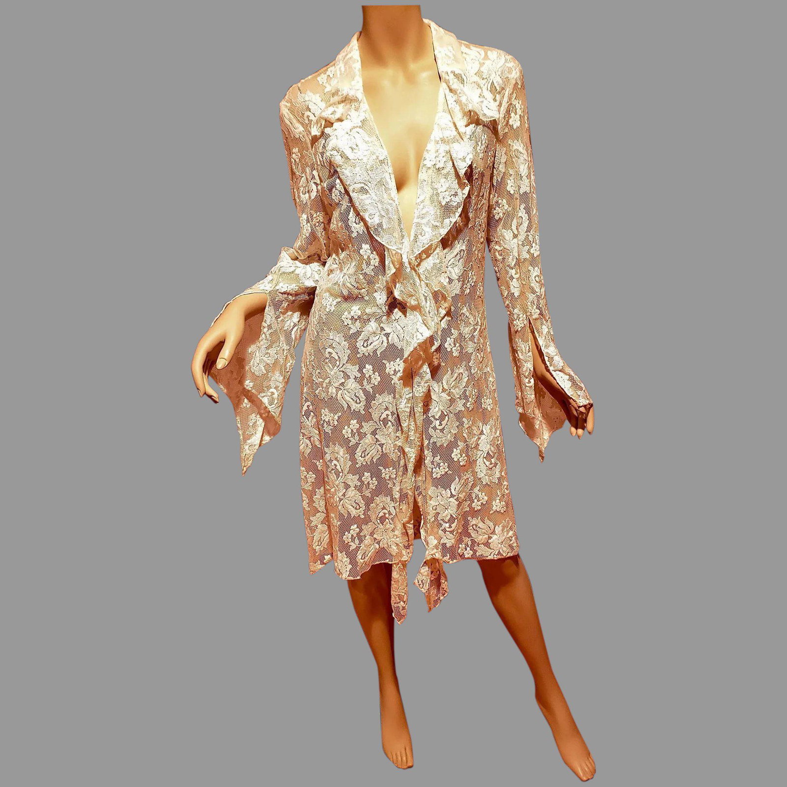Opera French Lace layering Kimono/ Robe Bell slit: Stunning Layering Kimono Coat all French lace Bell Slit sleeves. Ruffle front, open By famous Casadei from The early 1980's. In amazing vintage Condition One Size Please note that the Starting Price i