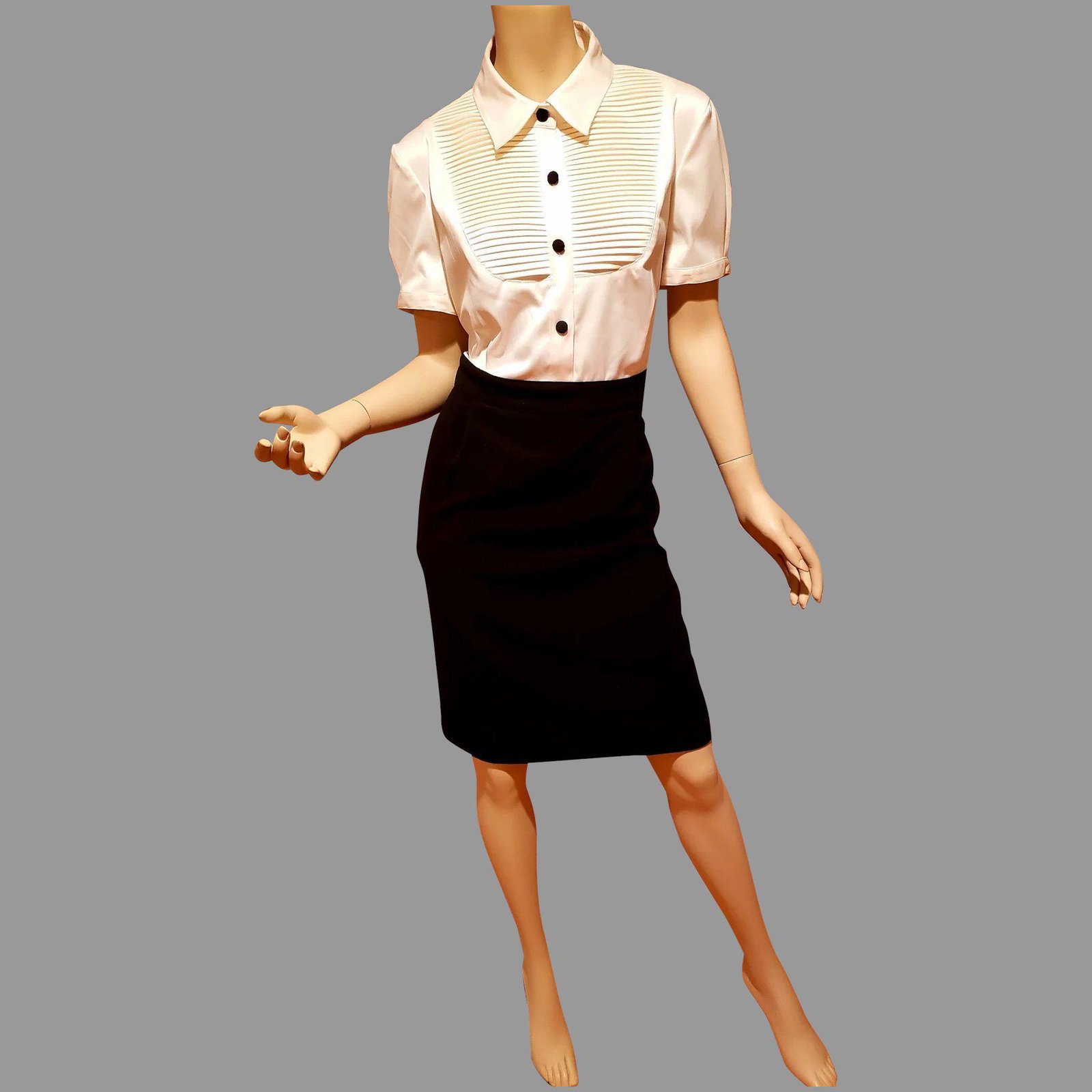 Vtg Color Block Bib wiggle dress black/white black: A beauty Color block designer dress with amazing pleated front bib design. In very good vintage condition Bust-40" Waist-37" Hip-46" Reserve: $45.00 Shipping: Domestic: Flat-rate of $28.00 to anywhere