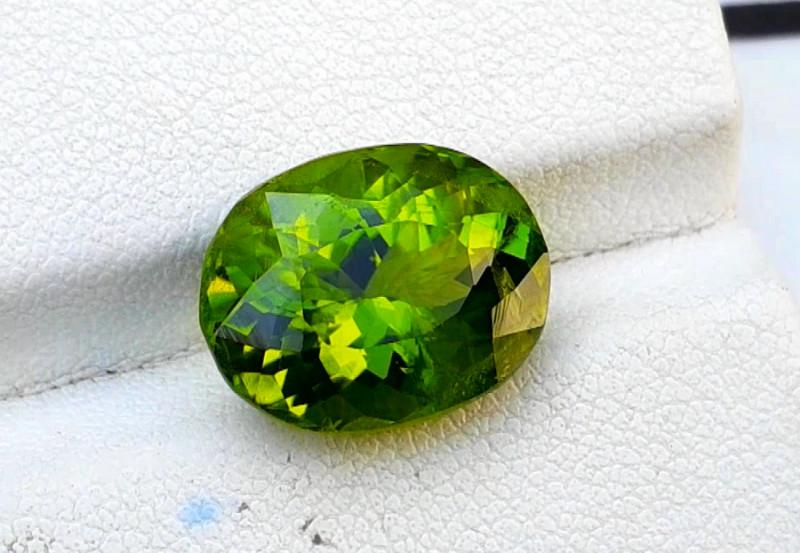 Peridot, 8.35 Ct Top Quality Oval Shape Peridot (1 of 3)