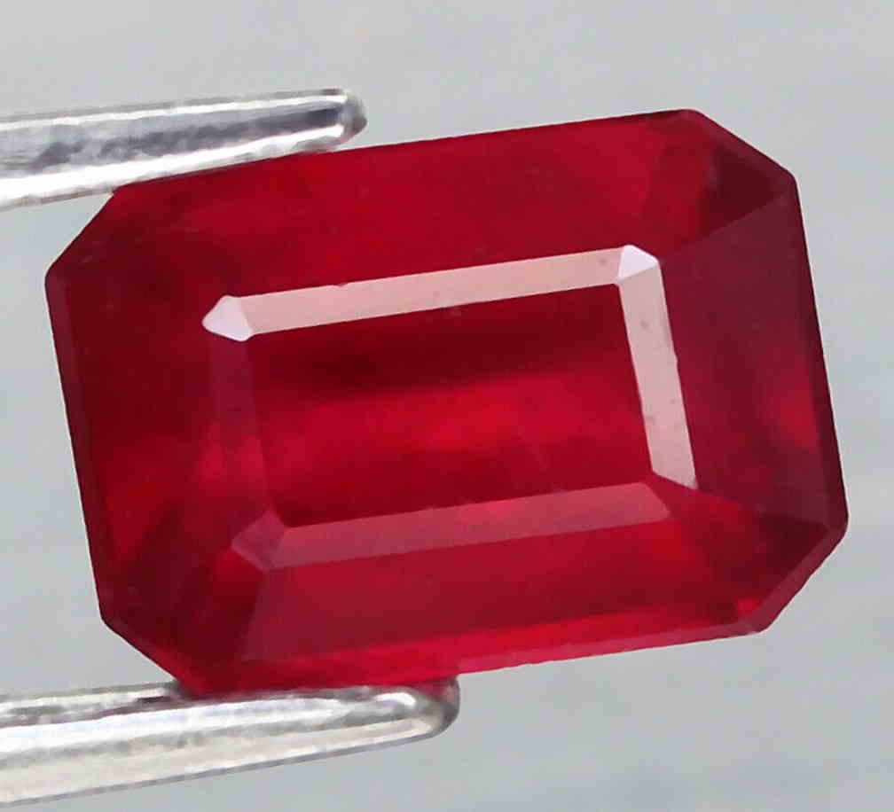2,33 cts Natural Octagon Blood Red ruby (1 of 3)
