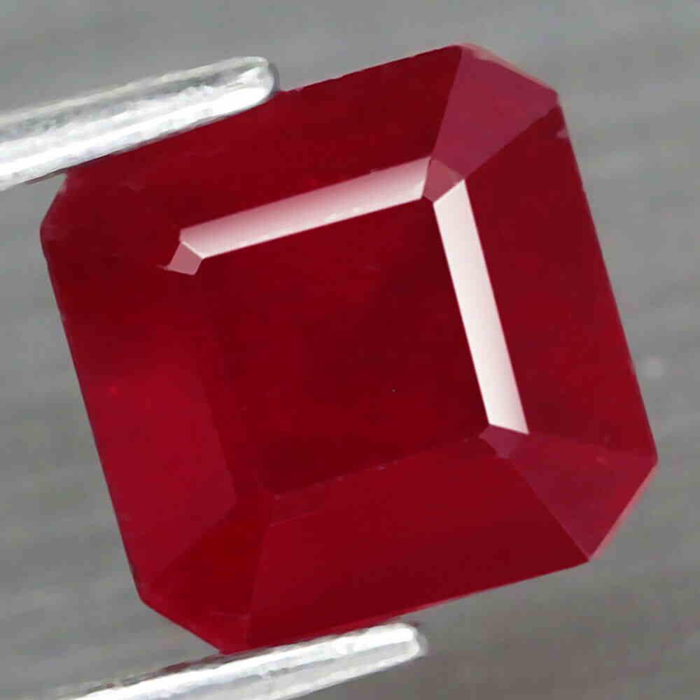 4,26 cts Natural Big Scissor Cut Blood Red Ruby (1 of 3)