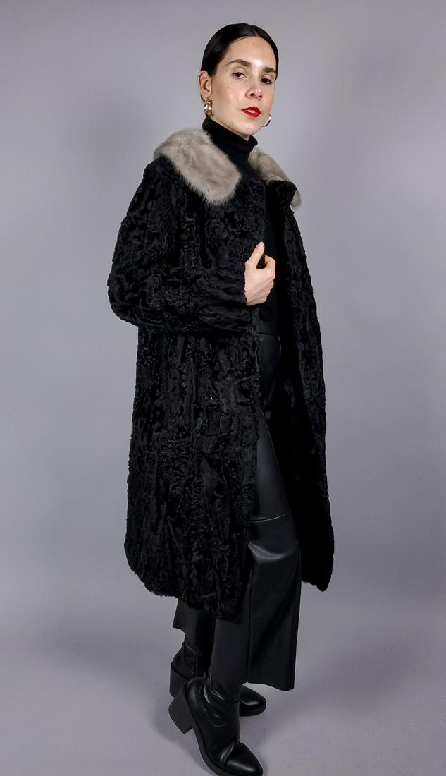 BLACK BROADTAIL FUR PLATINUM MINK COLLAR: Title: BLACK BROADTAIL FUR PLATINUM MINK COLLAR Dimension: Size L; Important details , (measurements are approximate):Length from collar:105cm,41.33in; Shoulder width:43cm,16.93in; Arms Length:60cm,23