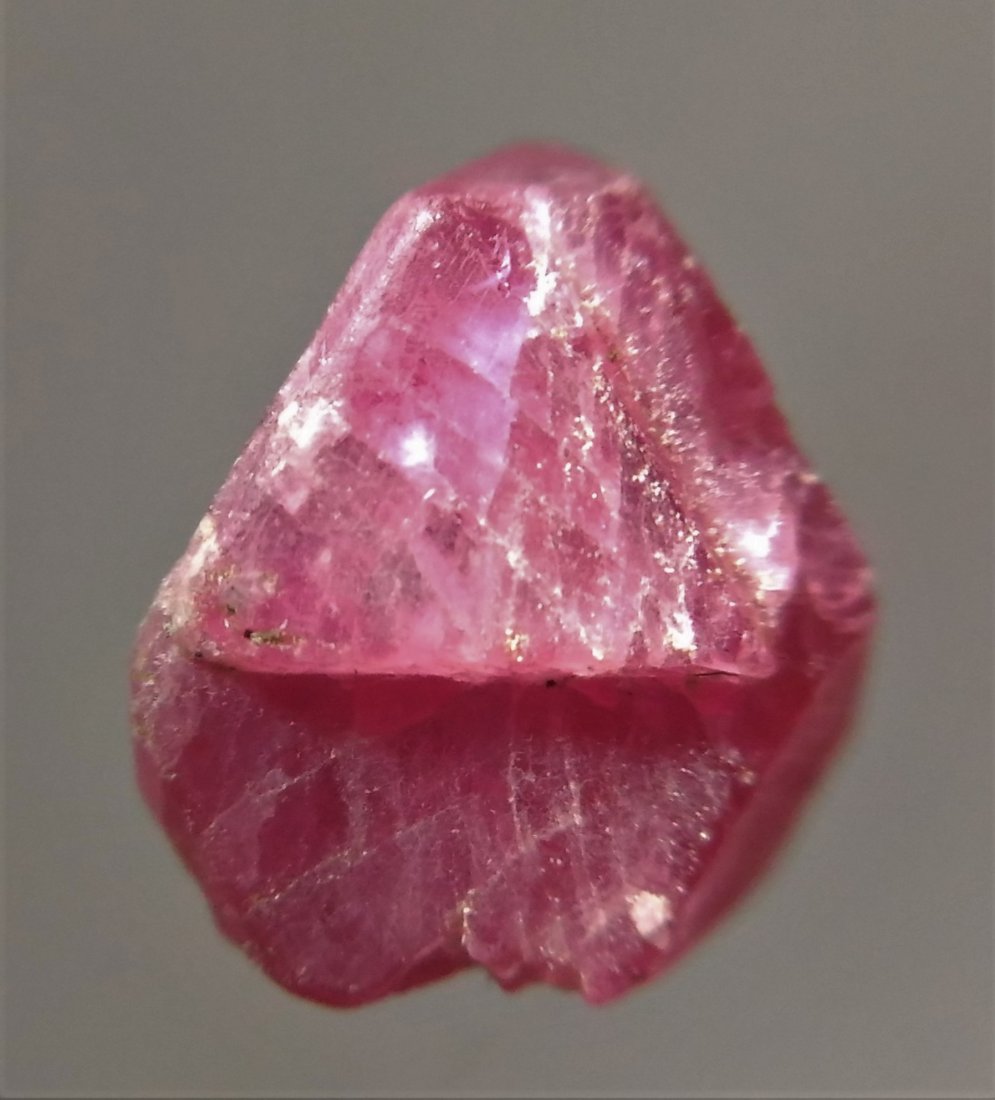 1.8 CT RED SPINEL - UNTREATED GEMSTONE: Title: 1.8 CT RED SPINEL - UNTREATED GEMSTONE Origin: Mogok Township, Mandalay Region, Myanmar Size: 0.73x0.66x0.32 cm / 0.36 gram flattened octahedral red spinel Reserve: $4.00 Shipping: Domestic: Fl
