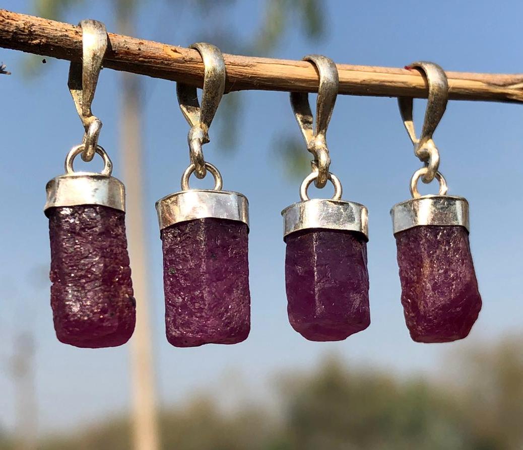 7.9 Grams Beautiful Ruby Corundum Pendants Sterling: Title: 7.9 Grams Beautiful Ruby Corundum Pendants Sterling with Silver 925 (4Pcs) Gemstones: Ruby Carat Weights: 7.9 Grams Size/Dimensions: 4 Pcs Additional Info: Natural Reserve: $30.00 Shipping: Dom