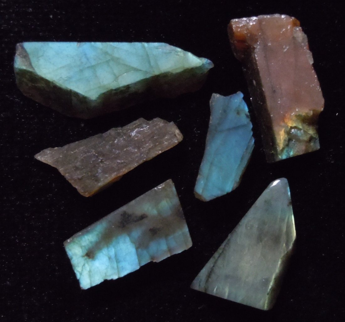 40.11 GRAM SET OF 8 IRIDESCENT LABRADORITE: Title: 40.11 GRAM SET OF 8 IRIDESCENT LABRADORITE Origin: Ampanihy, Atsimo-Andrefana, Madagascar Size: 2-2.5 cm / 40.11 gram set of 8 iridescent, multicolor, translucent labradorite Reserve: $10.00 Sh