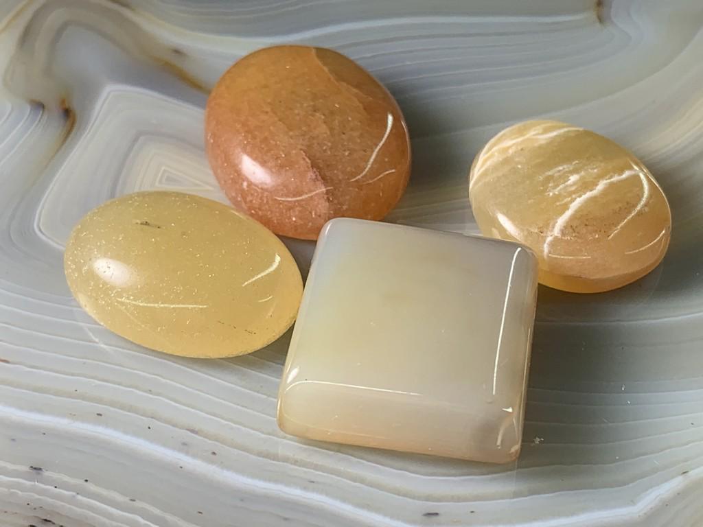 Agate/Carnelian Mixed Cabachon Lot 112.8 Carats: No Reserve! Title: Agate/Carnelian Mixed Cabachon Lot 112.8 Carats Size/Dimensions: Shipping: Domestic: Flat-rate of $7.00 to anywhere within the contiguous U.S. International: Foreign shipping rates 