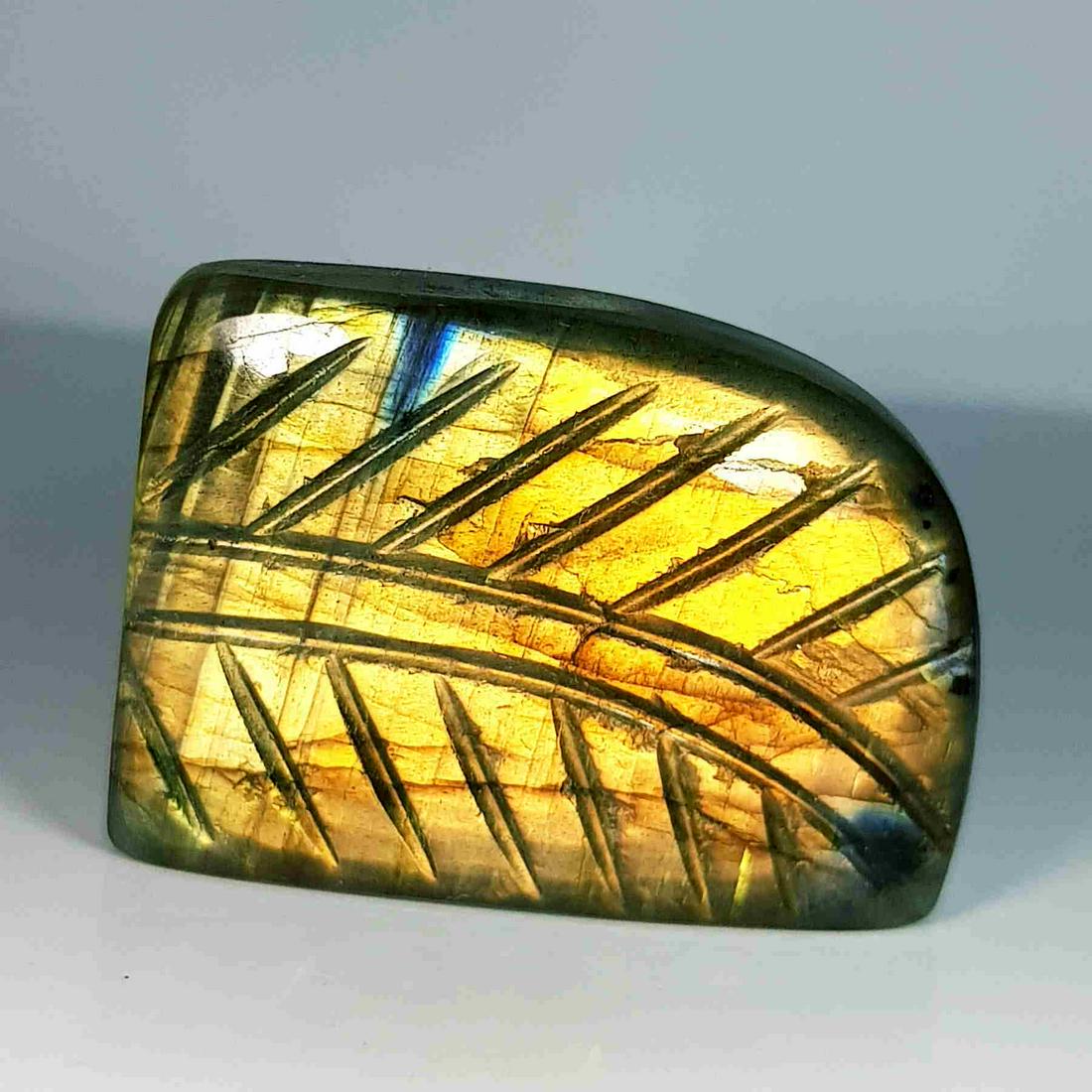 57.89 ct Natural Labradorite Fancy Flower Cabochon: No Reserve! Title:57.89 ct Natural Labradorite Fancy Flower Cabochon Color/Clarity: IF / VVS Carat Weight: 57.89 Size/Dimensions: 31.35 x 22.45 x 7.85 Additional Information: Fancy / USA Shipping: Do