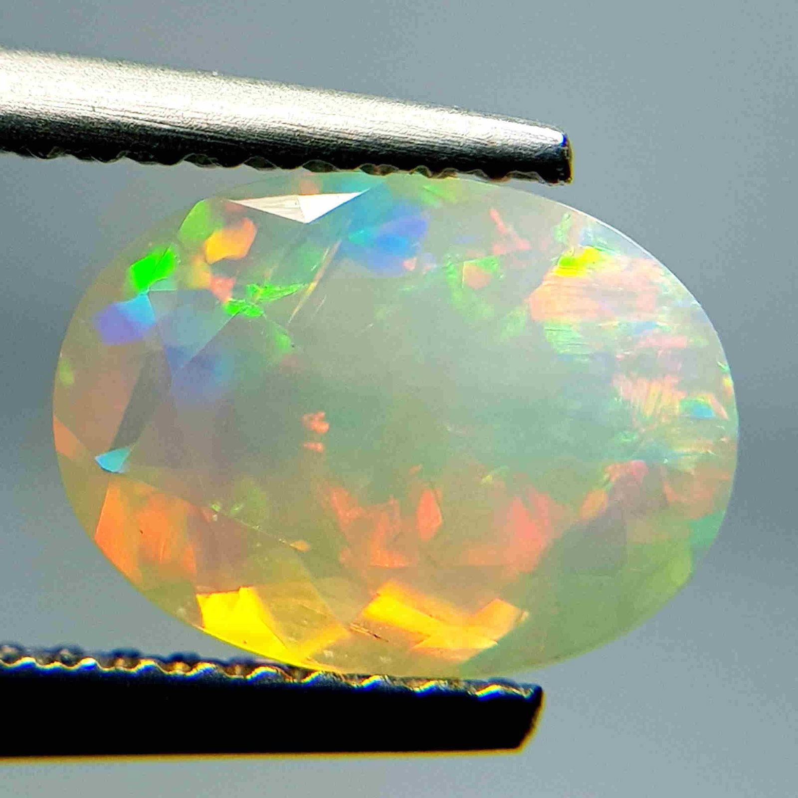 Natural Fire Opal Oval Cut 1.41 ct: No Reserve! Title: Natural Fire Opal Oval Cut 1.41 ct Color/Clarity: VVS Carat Weight: 1.41 Size/Dimensions: 10.00 x 7.40 x 4.70 Additional Information: Oval - Ethiopia Shipping: Domestic: Flat-rate