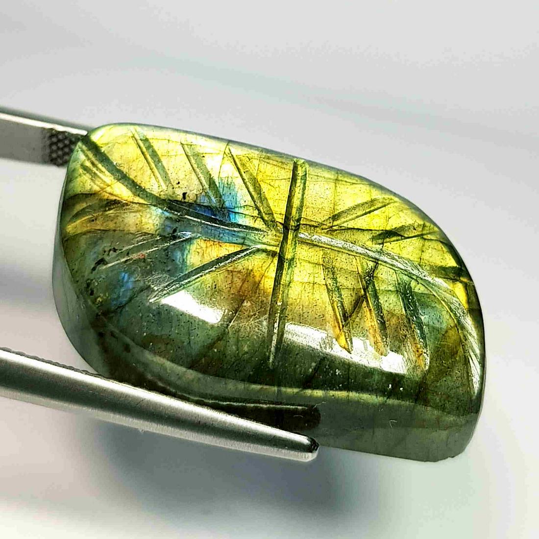 43.43 ct Natural Labradorite Fancy Flower Cabochon: No Reserve! Title:43.43 ct Natural Labradorite Fancy Flower Cabochon Color/Clarity: IF / VVS Carat Weight: 43.43 Size/Dimensions: 30.50 x 17.50 x 9.00 Additional Information: Fancy / USA Shipping: Do