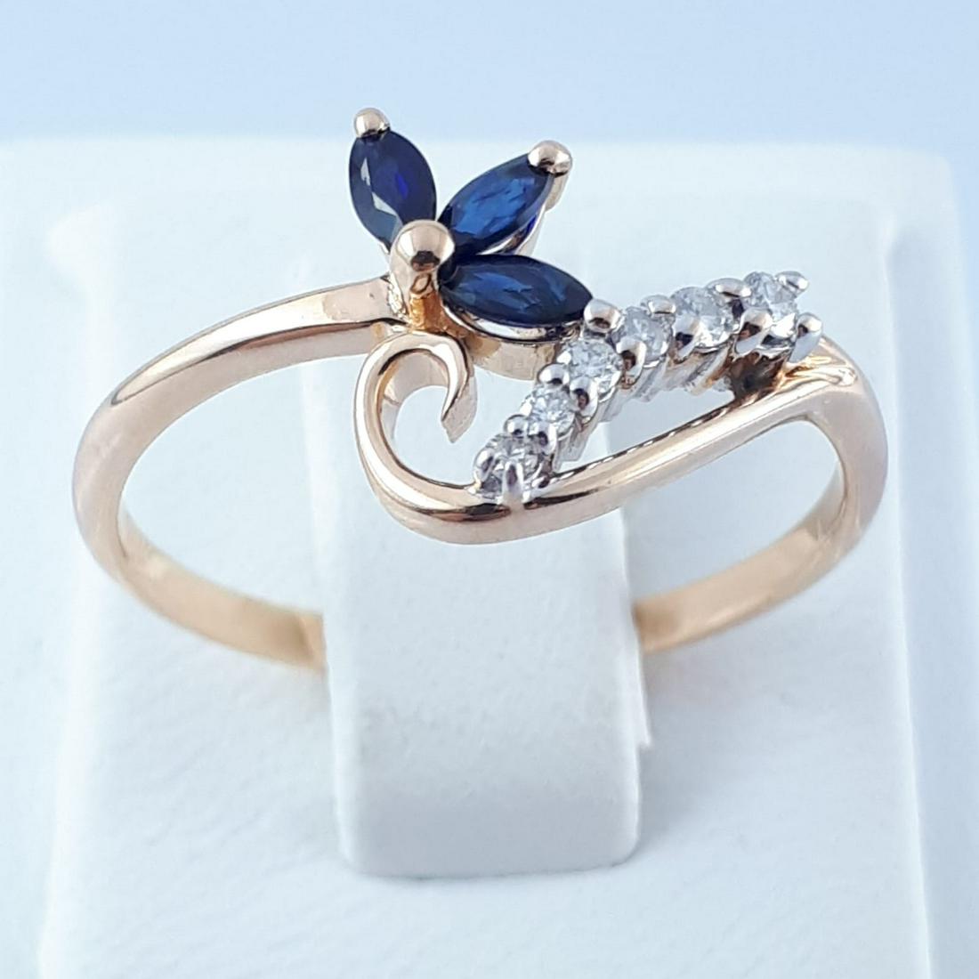 14K Pink Gold - Ring: Ring Gender : Women Material : 14K Pink Gold Diamond : Total 0,10 ct / 6 pcs brillant cut H VS Saphire : 3 pcs Pear cut 0,29 ct Weight : 0,07 ozt. / 2,13 gr Condition : NEW / Unused