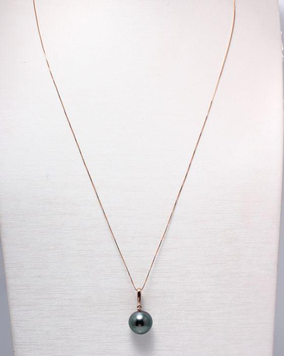 14 kt. Rose Gold - 12x13mm Round Tahitian Pearl -: Title: 14 kt. Rose Gold - 12x13mm Round Tahitian Pearl - Necklace with pendant Description: Produced in the tropical lagoons of French Polynesia, this pearl has been selected for its natural beautiful
