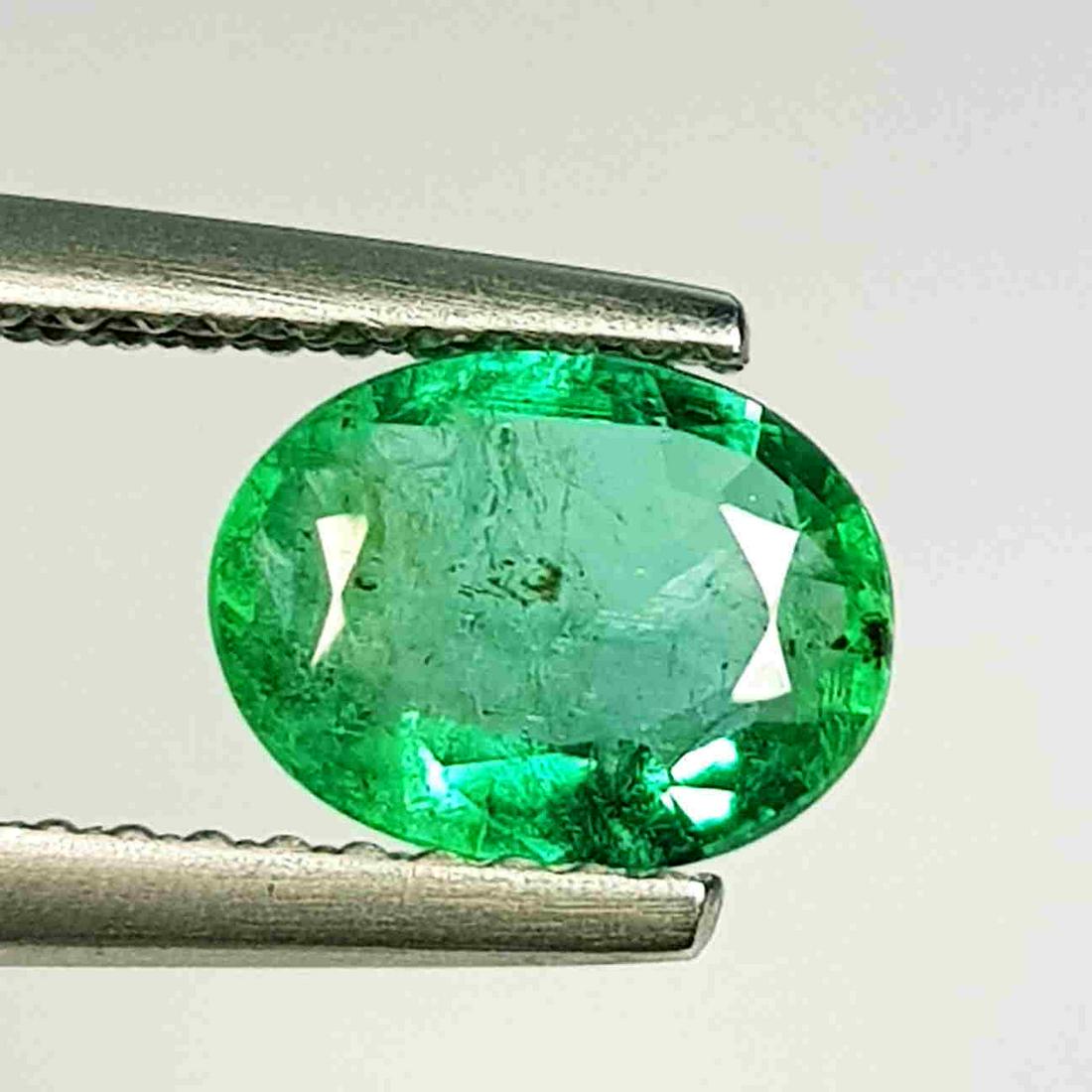Natural Emerald Oval Cut 0.93 ct (1 of 5)
