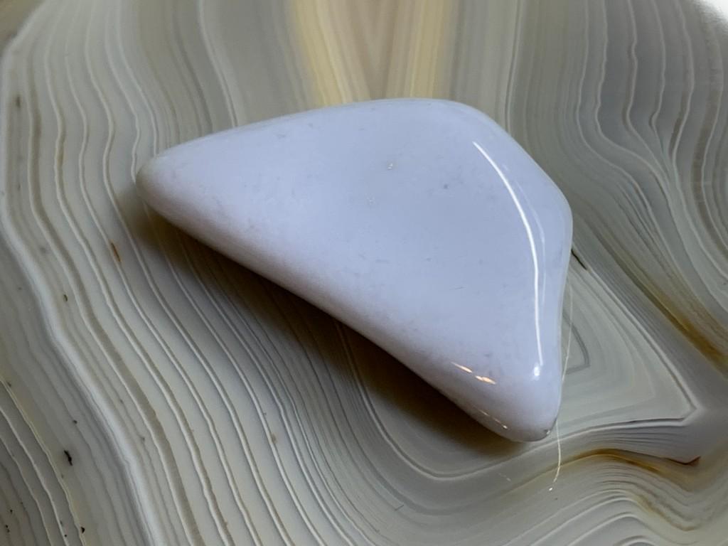 Blue Agate Cabachon 63.7 Carats Loose Gemstone: No Reserve! Title: Blue Agate Cabachon 63.7 Carats Loose Gemstone Additional Information: Blue Agate Cabachon 63.7 Carats Loose Gemstone Shipping: Domestic: Flat-rate of $7.00 to anywhere within the c