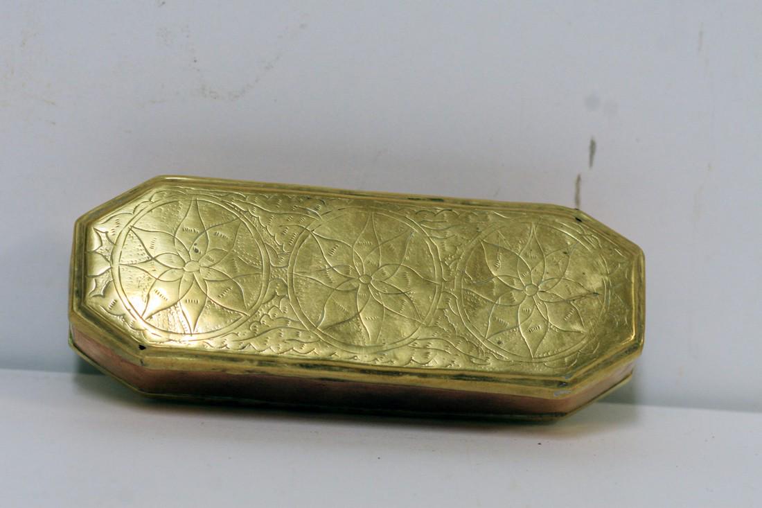A mid 18th century Dutch brass and copper tobacco box (1 of 5)