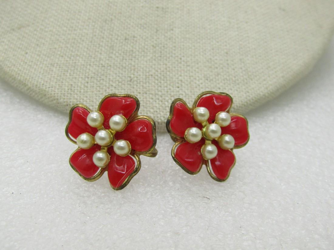Vintage 1950's Red Floral Earrings, Faux Pearl, Screw: Vintage 1950's Red Floral Earrings, Faux Pearl, Screw Back, 1". Five red plastic molded petals with a blossom cluster of 3.5mm pearls. 1940's-1950's era. Good codnition, some typical vintage finish we