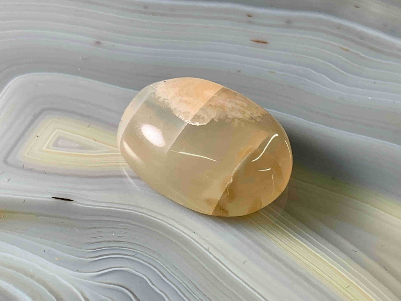 Moonstone Oval 30.4 Carats Cabachon Loose Gemstone: No Reserve! Title: Moonstone Oval 30.4 Carats Cabachon Loose Gemstone Additional Information: Moonstone Oval 30.4 Carats Cabachon Loose Gemstone Dimensions: 22mmx16mm Shipping: Domestic: Flat-rate of