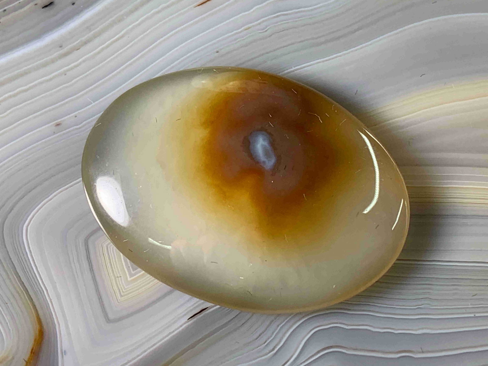 Yellow Agate Oval 48.4 Carats Cabachon Loose Gemstone: No Reserve! Title: Yellow Agate Oval 48.4 Carats Cabachon Loose Gemstone Additional Information: Yellow Agate Oval 48.4 Carats Cabachon Loose Gemstone Dimensions: 38mmx28mm Shipping: Domestic: Flat-ra