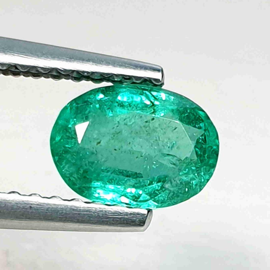 Natural Emerald Oval Cut 0.90 ct (1 of 3)