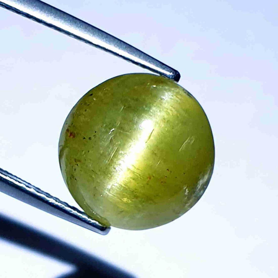 Natural Apatite cat's Eye 10.57 ct: No Reserve! Title: Natural Apatite cat's Eye 10.57 ct Color/Clarity: Opaque Gemstones: Loosegemstone Carat Weights: 10.57 Size/Dimensions: 12.40 x 12.40 x 8.50 Additional Information: Round - Srilanka