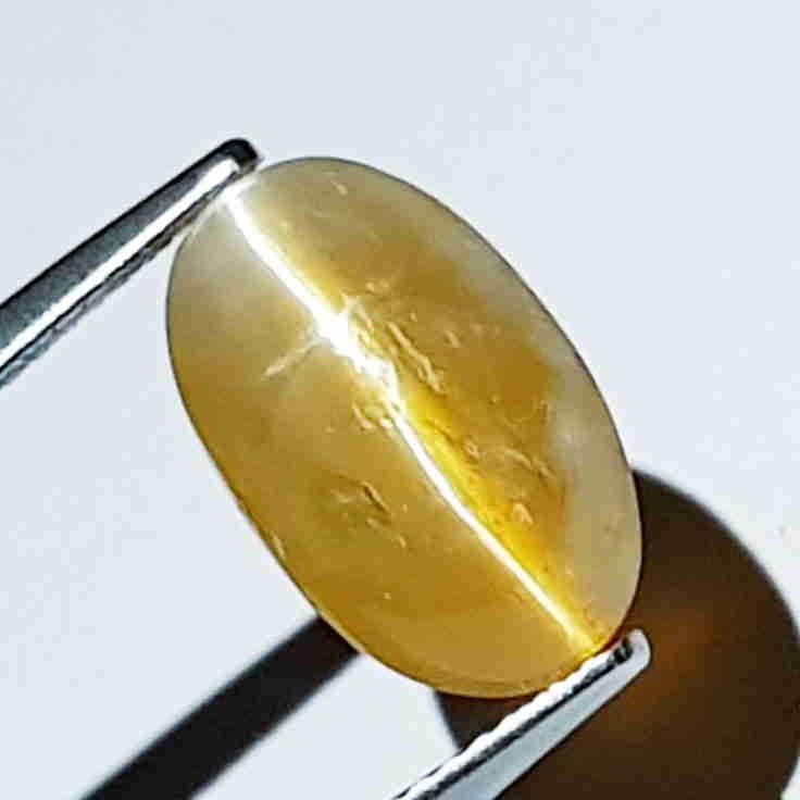 6.30 ct Natural Opal Cat's Eye: No Reserve! Title: 6.30 ct Natural Opal Cat's Eye Color/Clarity: Semi Transparent Gemstones: Loosegemstone Carat Weights: 6.3 Size/Dimensions: 13.20 x 8.10 x 9.35 Additional Information: Oval - Africa