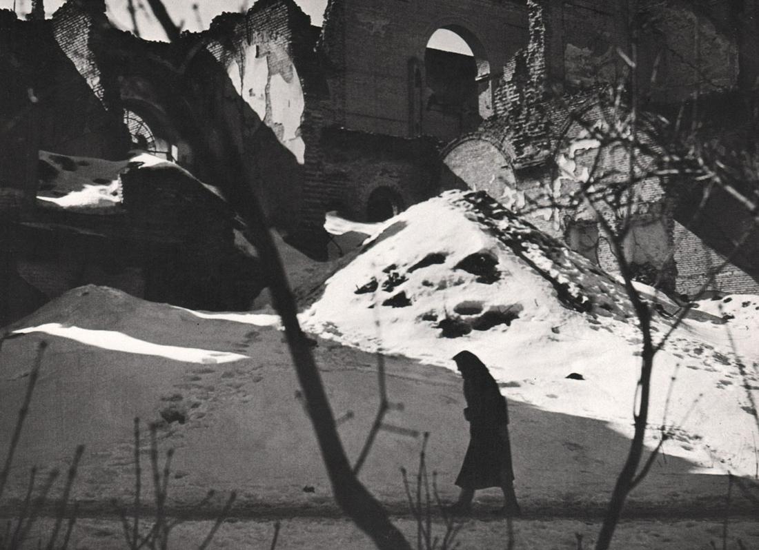 HERBERT LIST - Alte Pinakothek, Munchen, 1946: Artist: HERBERT LIST Print Title: Alte Pinakothek, Munchen, 1946 Printing Date: 1970’s Medium: Photo-lithograph Printed in: Germany Image Size: approx. 5.5 x 7.5” Reserve: $25.00 Shipping: Domesti