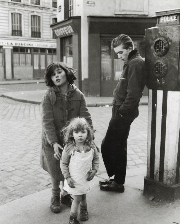 ROBERT DOISNEAU - Les Enfants de la Place Hebert, 1957 (1 of 1)