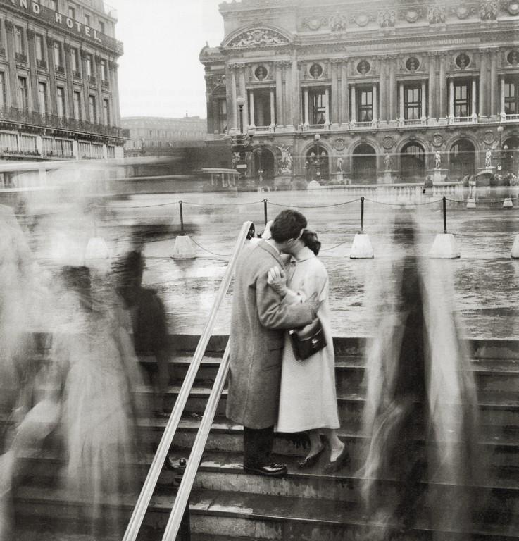 ROBERT DOISNEAU - The Kiss at the Opera, 1950 (1 of 1)