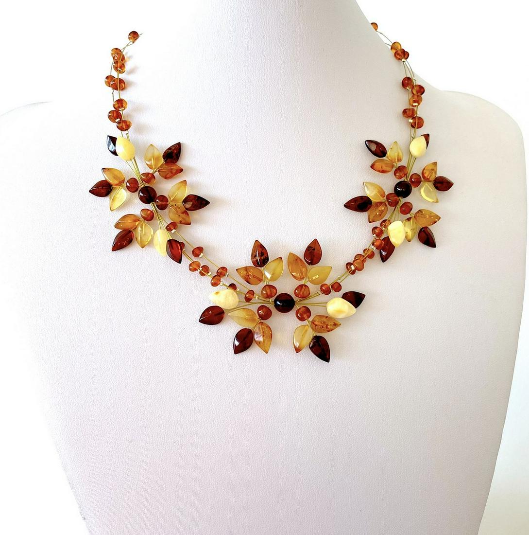 Outstanding Amber Floral Necklace made from leaf like: Title: Outstanding Amber Floral Necklace made from leaf like bead ornaments Metal: None Gemstone: Amber Weight: 13.0 g Size: Size: 44.0 x 5.0 x 420.0 mm Size: 1.732 x 0.197 x 16.535 inches Made of: Wh