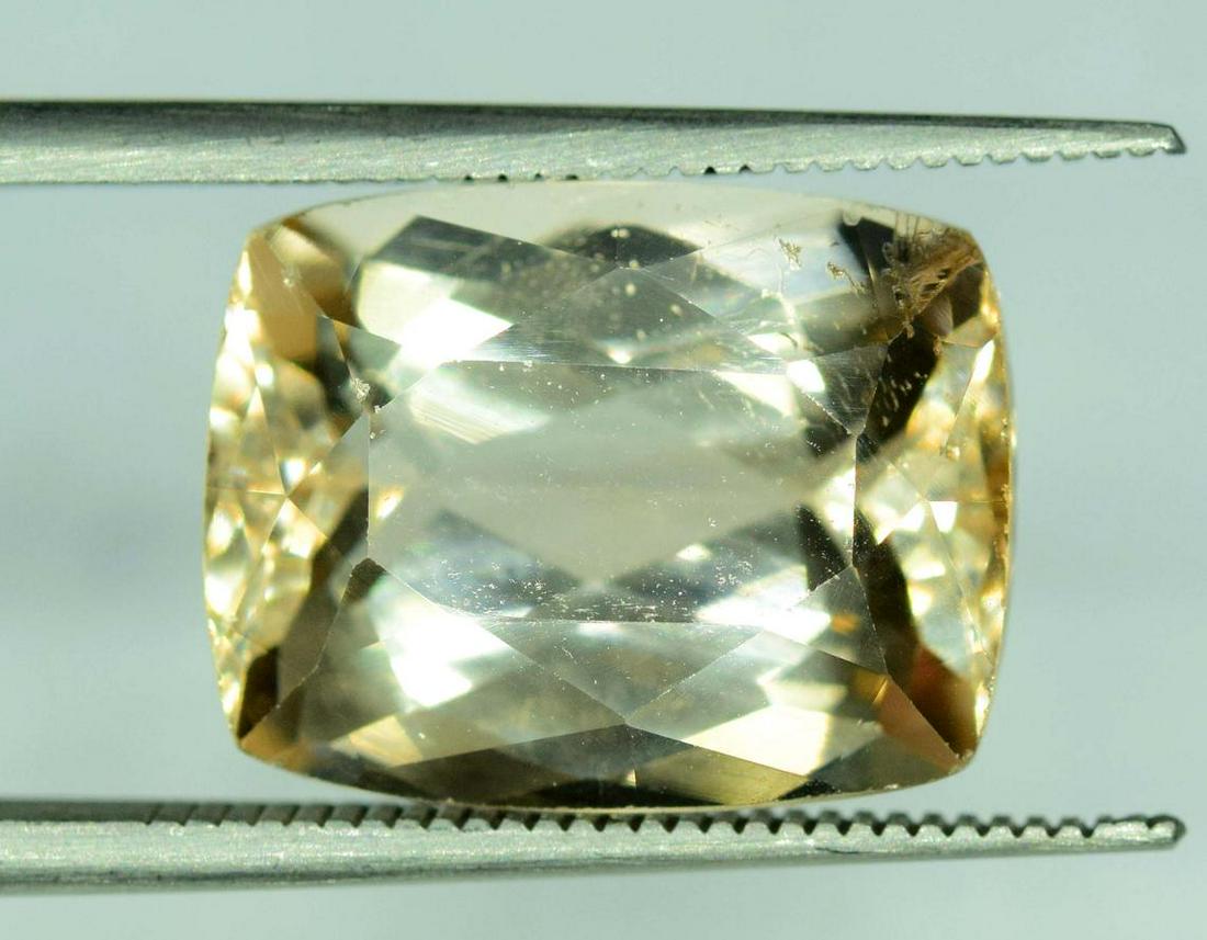 10.85 Carats Radiant Cut Light Brown Color Natural: No Reserve! Materials: topaz Carat weight: 10.85 Description 10.85 Carats Radiant Cut Light Brown Color Natural topaz loose gemstone @Pakistan - weight : 10.85 Carats Dimensions : 14*11*07 mm treatmen
