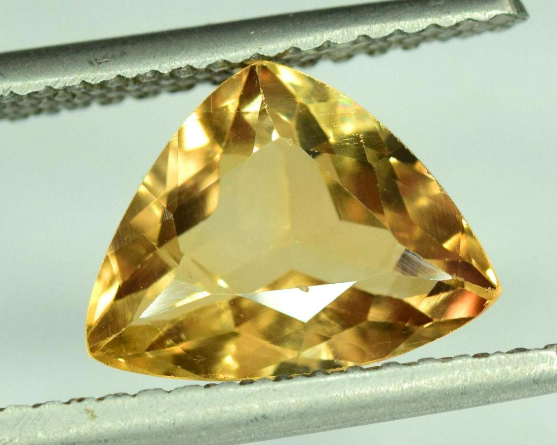 4.20 Carats Trillion Cut Champagne Color topaz loose: No Reserve! Materials: topaz Carat weight: 4.20 Description 4.20 Carats Trillion Cut Champagne Color topaz loose gemstone @Pakistan - weight : 4.20 Carats Dimensions : 12*9*5 mm treatment : heated Ori