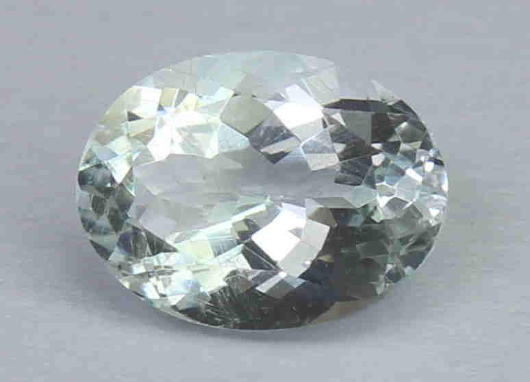 1.34 Cts Natural White beryl: No Reserve! Gemstone : Natural White berylOrigin : BrazilWeight : 1.34 CaratDimensions : 8.1x6.1x4.4 mmShape : Oval CutColor : ColorlessTreatment : No TreatmentTransparency : TransparentClarity : No v