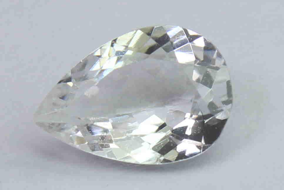 1.49 Cts Natural White beryl: No Reserve! Gemstone : Natural White berylOrigin : BrazilWeight : 1.04 CaratDimensions : 8.8x6x3.4 mmShape : Pear CutColor : ColorlessTreatment : No TreatmentTransparency : TransparentClarity : No vis