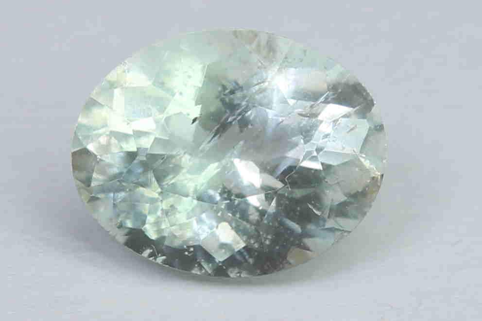 1.58 Ct Natural Green Beryl: No Reserve! Gemstone : Natural Green BerylOrigin : BrazilWeight : 1.58 caratDimensions : 8.6x6.8x4.9 mm Shape : Oval CutColor : Light GreenTreatment : No TreatmentTransparency : TransparentClarity : N