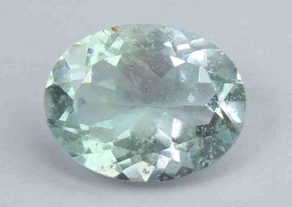1.48 Ct Natural Green Beryl: No Reserve! Gemstone : Natural Green BerylOrigin : BrazilWeight : 1.48 caratDimensions : 8.9x6.9x4.1 mmShape : Oval CutColor : Light GreenTreatment : No TreatmentTransparency : TransparentClarity : No