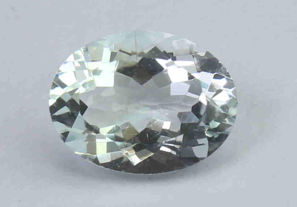 1.07 Ct Natural Green Beryl: No Reserve! Gemstone : Natural White berylOrigin : BrazilWeight : 1.07 caratDimensions : 8x6x3.8 mmShape : Oval CutColor : ColorlessTreatment : No TreatmentTransparency : TransparentClarity : No visib