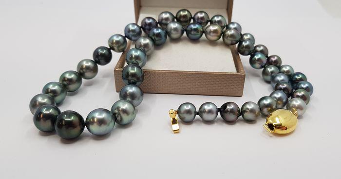 8.x10.8mm Multi Tahitian pearls - Necklace: Title: 8.x10.8mm Multi Tahitian pearls - Necklace Description: A stunning multi-coloured necklace of Tahitian pearls, selected for their shimmering green, aubergine, grey and blue overtones, and finis