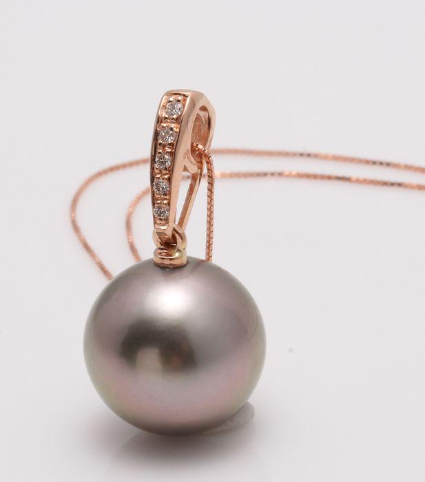 14 kt. Rose Gold - 12x13mm Round Tahitian Pearl -: Title: 14 kt. Rose Gold - 12x13mm Round Tahitian Pearl - Necklace with Pendant - 0.04 ct Description: Emerging from the tropical lagoons of French Polynesia, this Tahitian pearl has been hand selected