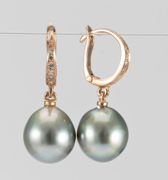 10x11mm Tahitian Pearl Drops - 14 karaat Rosé goud -: Title: 10x11mm Tahitian Pearl Drops - 14 karaat Rosé goud - Oorbellen - 0.09 ct Description: Emerging from the tropical lagoons of French Polynesia, these Tahitian pearls have been hand selected for 