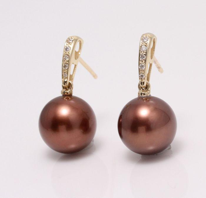 14 kt. Yellow Gold - 11mm Chocolate Tahitian Pearls -: Title: 14 kt. Yellow Gold - 11mm Chocolate Tahitian Pearls - Earrings - 0.08 ct Description: Emerging from the tropical lagoons of French Polynesia, these pearls have a beautiful cherry brown colour w