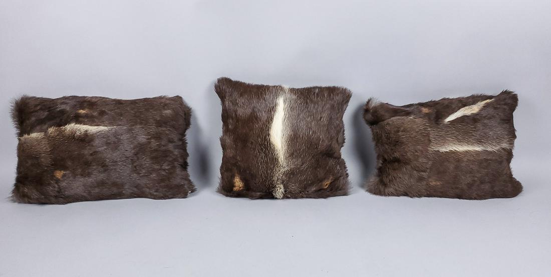 SET OF 3 LAMB FUR PILLOWS: Title: SET OF 3 LAMB FUR PILLOWS Dimension: Pillow size: 40x30cm/15.74x11.81in;36x28cm/14.17x9.84in;32x32cm/12.59x12.59in; pillows repurposed from vintage fur coats, perfect for house decoration or pe