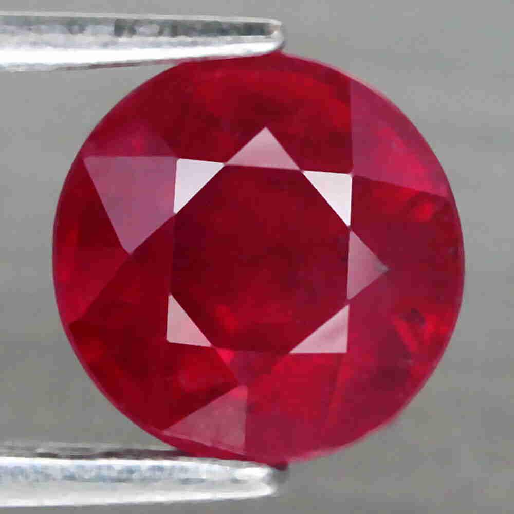 2,21 cts Natural Round Blood Red Ruby (1 of 3)