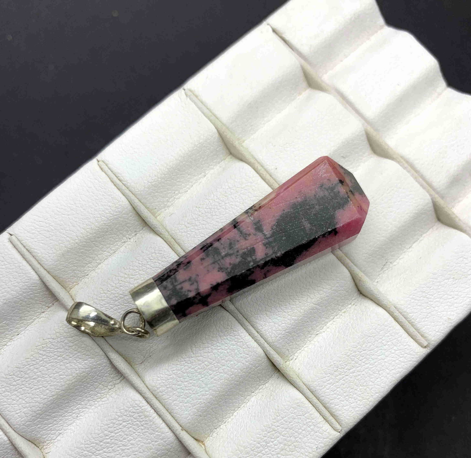 44.65 Carat Beautiful Rhodonite Pendant: Title: 44.65 Carat Beautiful Rhodonite Pendant Carat Weights: 44.65 Carat Size/Dimensions: 39x12x7 mm Origin: Pakistan Treatment: Natural Reserve: $15.00 Shipping: Domestic: Flat-rate of $10.00 to an