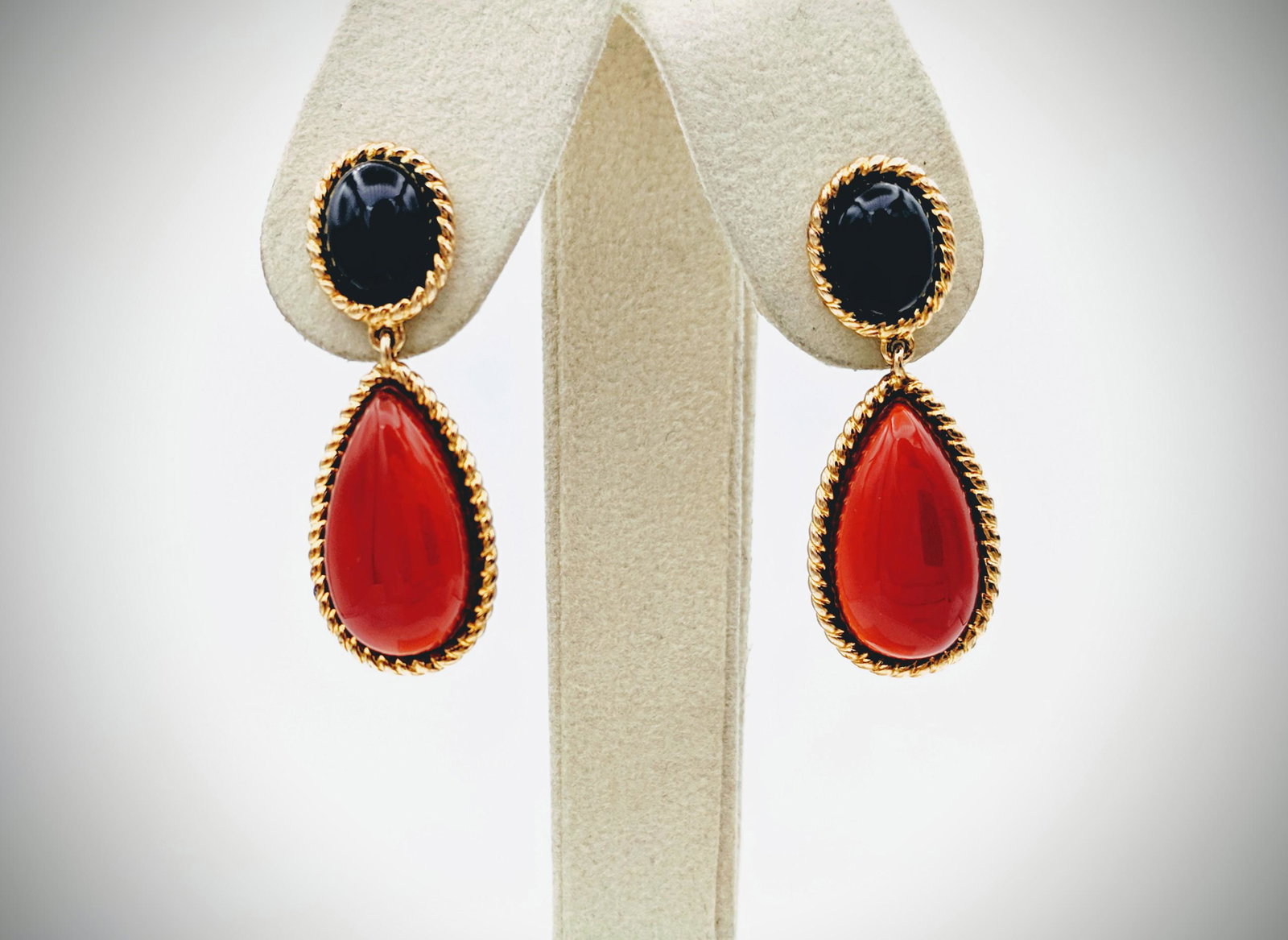 Black Onyx & Carnelian Earrings: Title: Black Onyx & Carnelian Earrings Brand: Jean Lin Collection Metal Purity: Gold Plated 925 Sterling Silver Gemstones: Black Onyx & Carnelian Carat Weights: Each Earring has 1 Oval Black Onyx at 9