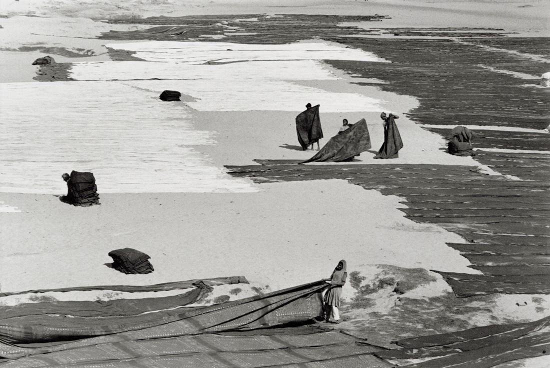 HENRI CARTIER-BRESSON - Women Spreading Saris, 1966: Artist: Henri Cartier-Bresson Title: Women spreading out their saris in the sun. Ahmedabad, Gujarat, 1966 Medium: Photo Litho, 1989, Great Britain Dimensions: 8.35x5.6" Additional Information: Heat Wa