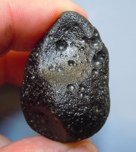 PHILIPPINITE TEKTITE - FROM METEORITE IMPACT: Title: PHILIPPINITE TEKTITE - FROM METEORITE IMPACT Origin: Paracale, Camarines Norte, Luzon, Philippines Size: 3x2.5x2.5 cm / 17 gram broad dropshaped rizalite/philippinite tektite. glossy with good